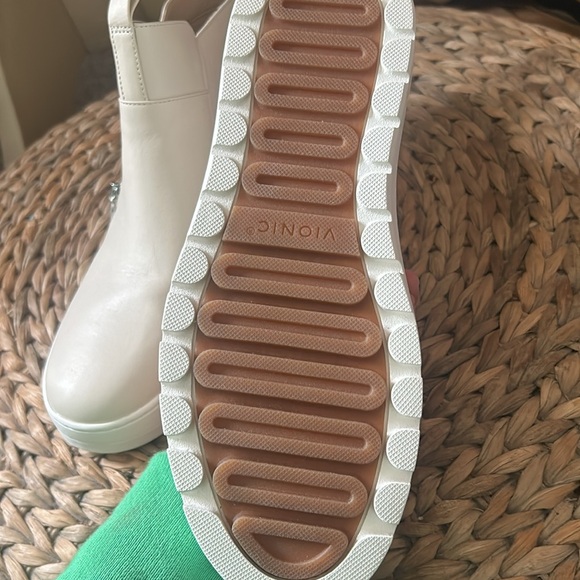 Vionic Brinkley size 8.5- NWOB - Picture 2 of 4